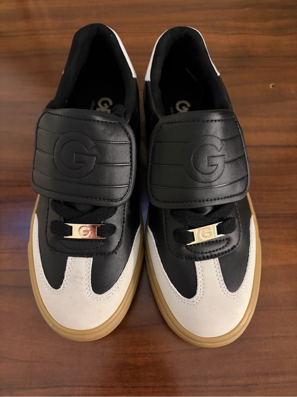 NWT CBG Los Angeles sneakers feature a distinctive black fold-over tongue Sz 7.5